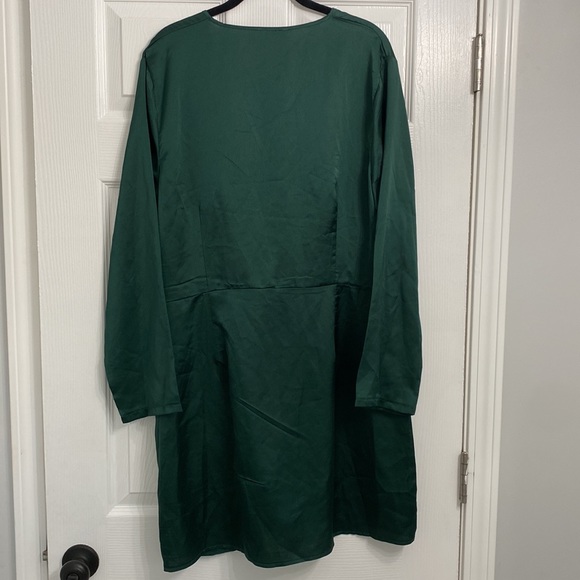 PrettyLittleThing Emerald Mini Dress - Picture 7 of 7